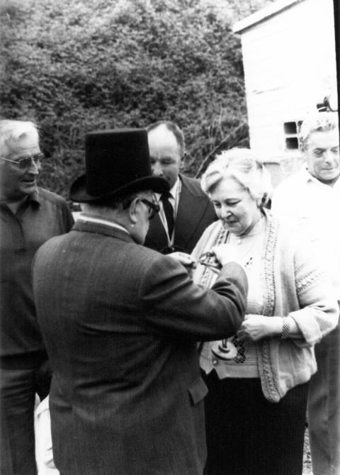 24 03 90 remise de medaille a Mme Chaumeil R